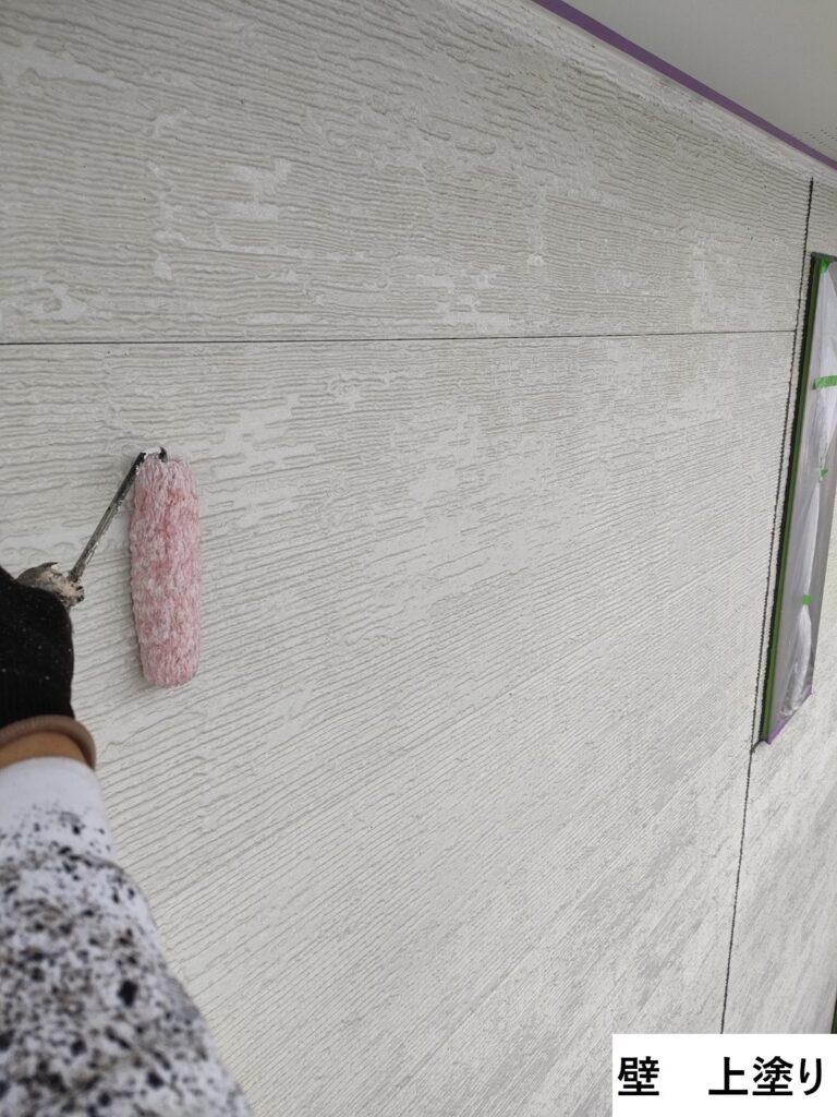 外壁の上塗りを行います。<br />
塗料の性能を十分に発揮させるためには、上塗りの塗装が必要不可欠です。